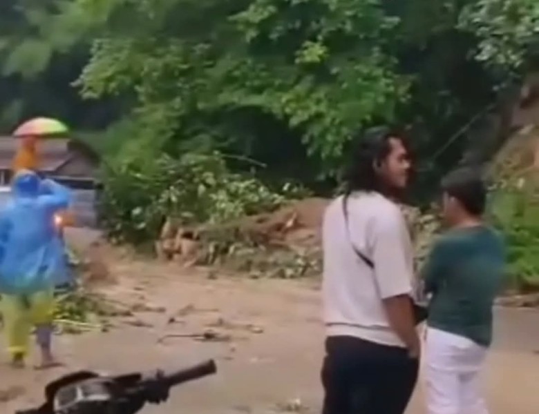 Sempat Tertutup Longsor, Arus Lalu Lintas Riau-Sumbar di Koto Alam Kembali Lancar