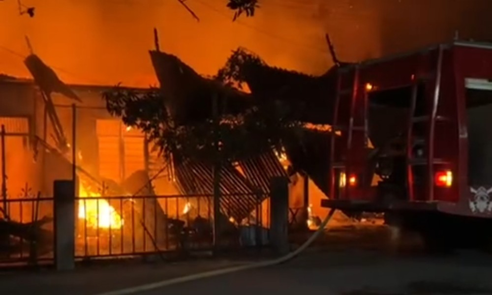 Kebakaran Hebat Hanguskan Tiga Pintu Rumah Kontrakan di Ujungbatu