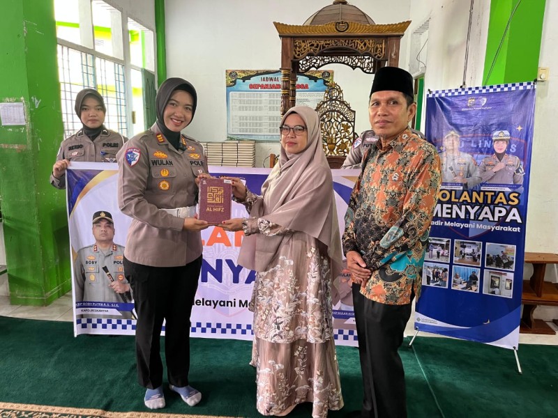Humanis, Polantas Polres Kampar Sapa Santri Mualimin! Beri Sosialisasi dan Doa Bersama dalam Rangka Maulid Nabi, Jalin Kedekatan dengan Generasi Muda!