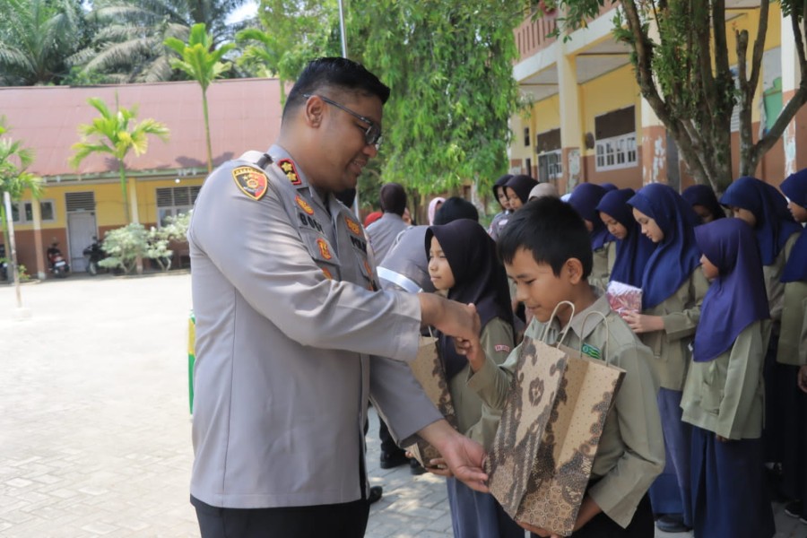 Kapolres Kampar Bagikan Baju Sekolah kepada Siswa SD Muhammadiyah Desa Gobah, Wujud Peduli dan Solidaritas