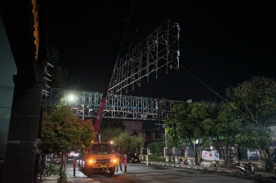 Jalan Sudirman Pekanbaru Kini Rapi, 80 Tiang Reklame dan Bando Sudah Ditertibkan