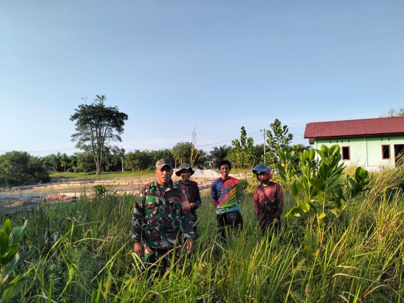 Babinsa Serma Risman Girsang Patroli Karhutla di Sungai Selodang, Pastikan Wilayah Aman dari Titik Api