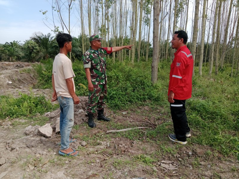 Sertu Sugiarto Patroli Karhutla di Kampung Rantau Bertuah Minas, Pastikan Tidak Ada Titik Api