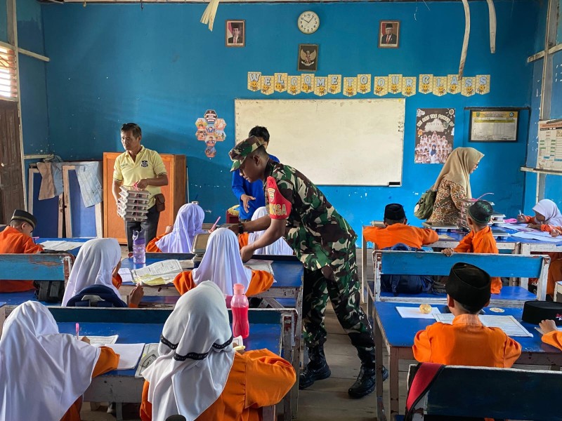 Babinsa  Koramil 06/Kateman Turut Dampingi Kegiatan MBG di Sekolah