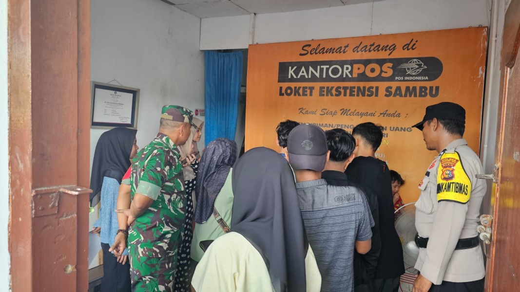 Berikan Rasa Aman, Babinsa Koramil 06/Kateman Kawal Penyaluran BSU di Kantor Pos Sungai Guntung
