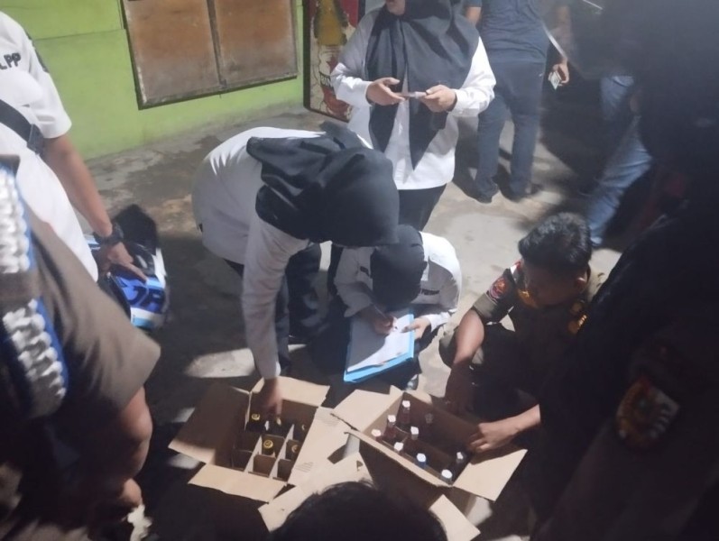 Satpol PP Amankan Puluhan Botol Miras di Pekanbaru