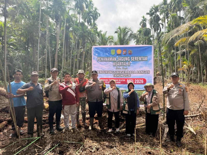 Dukung Swasembada Pangan 2026, Polsek Tembilahan Tanam Jagung di Parit Gumpung