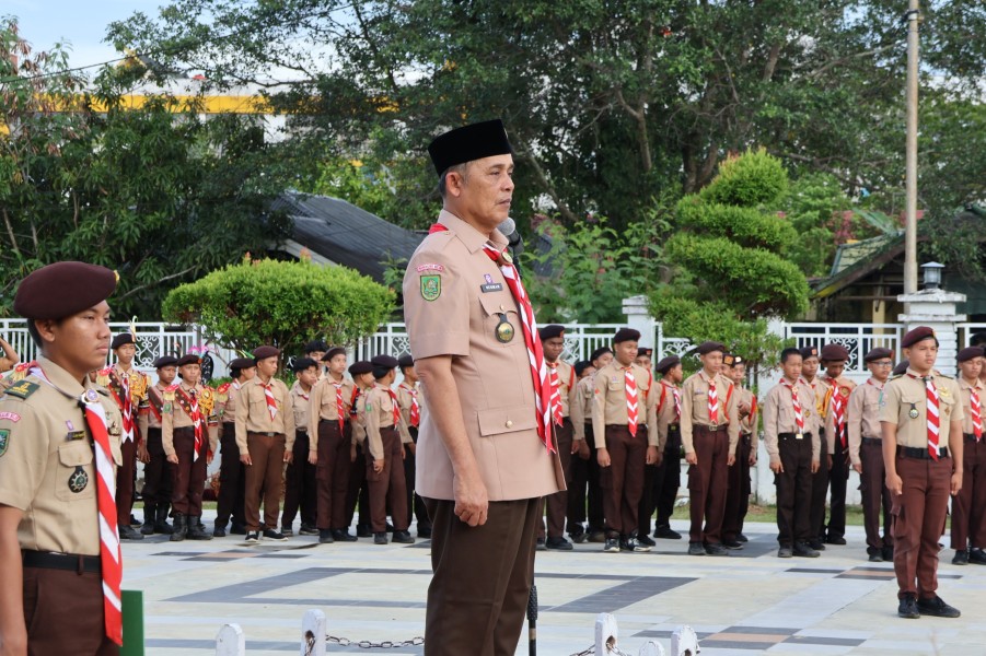 Pimpin Apel Gelar Senja, Bupati Herman Ajak Anggota Pramuka Hidupkan Nilai-Nilai Luhur Kepramukaan