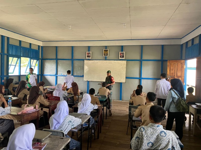 Dukung Peningkatan Gizi Anak, Babinsa Koramil 06/Kateman Berikan Pendampingan Program MBG di Sekolah