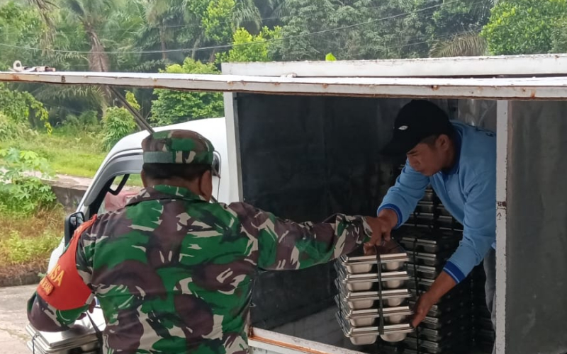 Babinsa Dampingi Penyaluran 2.208 Porsi Makan Bergizi Gratis di Bagan Besar