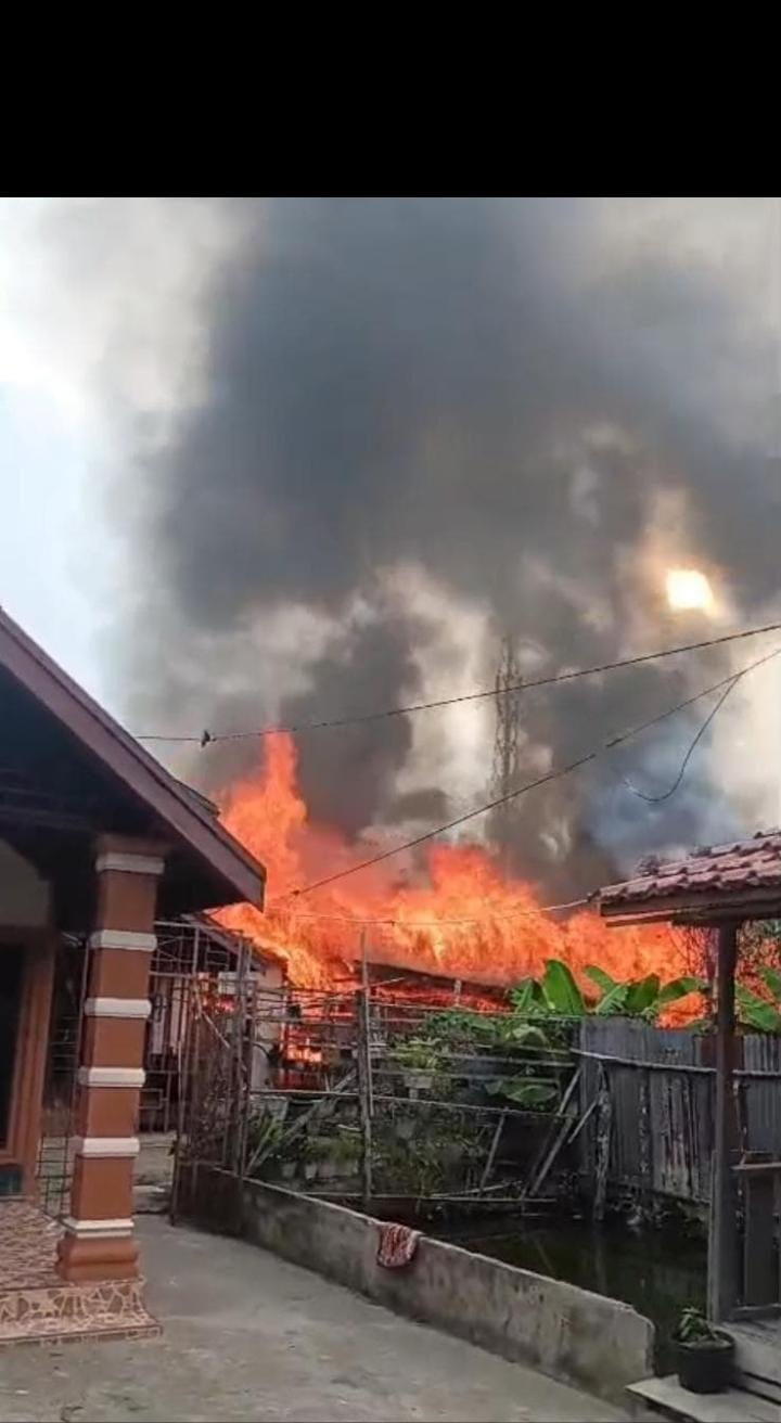 Kebakaran Hebat Melanda Jalan Datuk Bandar Tembilahan, Petugas Terkendala Air dan Akses