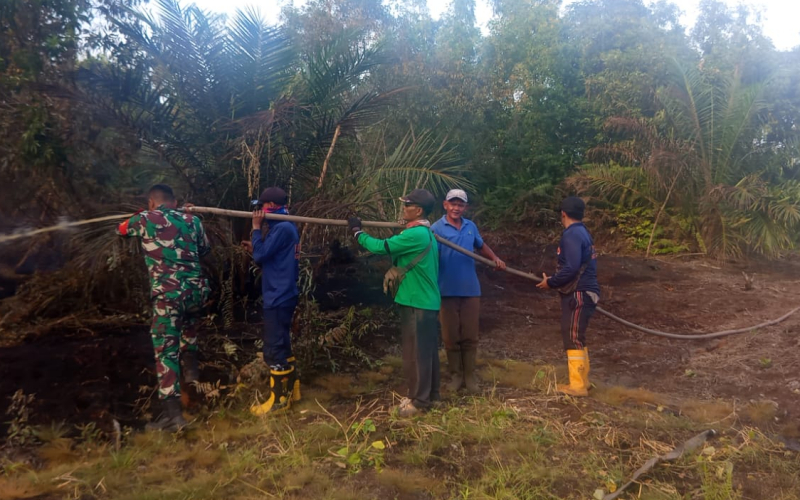 Babinsa Kodim 0320 Dumai Turun Langsung Tangani Karhutla di Dumai Barat