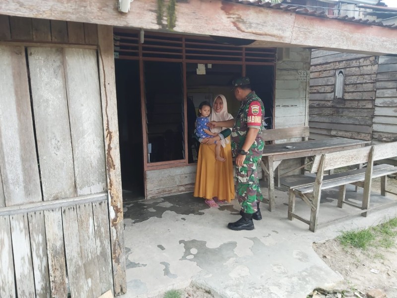 Babinsa Koramil 04/Perawang Lakukan Pengecekan Anak Stunting di Kampung Kranji Guguh, Siak