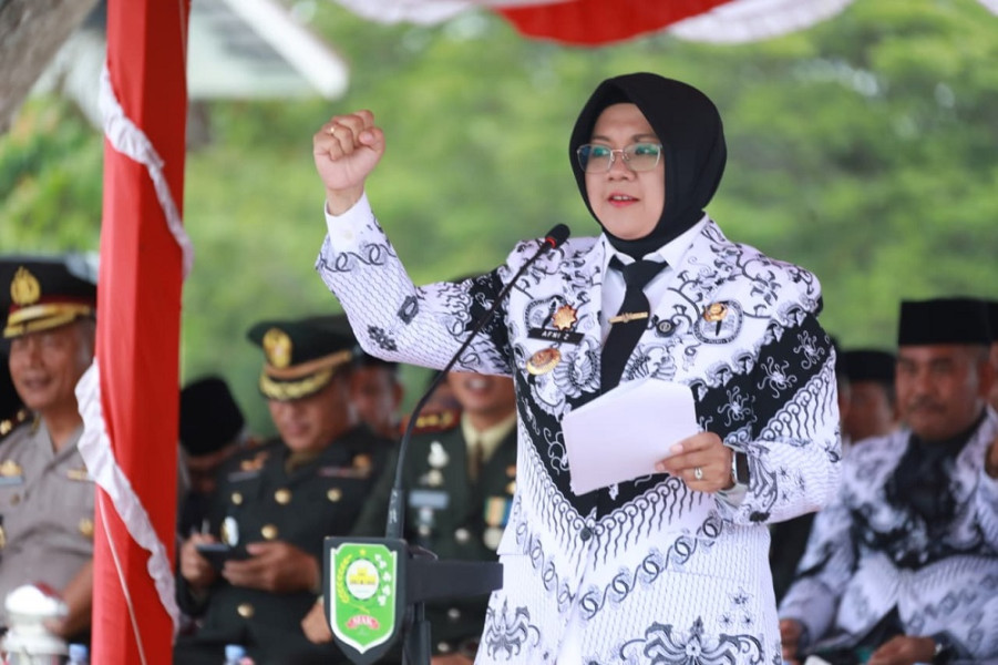 HUT PGRI ke-80 dan HGN 2025, Bupati Afni Serahkan Penghargaan kepada 52 Guru Siak
