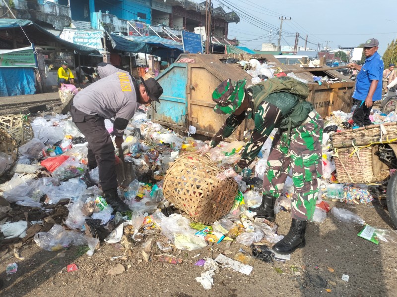 Anggota Koramil 04/Perawang Turut Aktif Kerja Bakti Bersihkan Pasar Tuah Serumpun