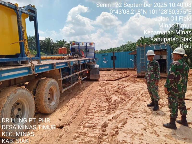 Babinsa Koramil 03/Minas Gelar Patroli di Lokasi Drilling, Pastikan Situasi Aman dan Terkendali