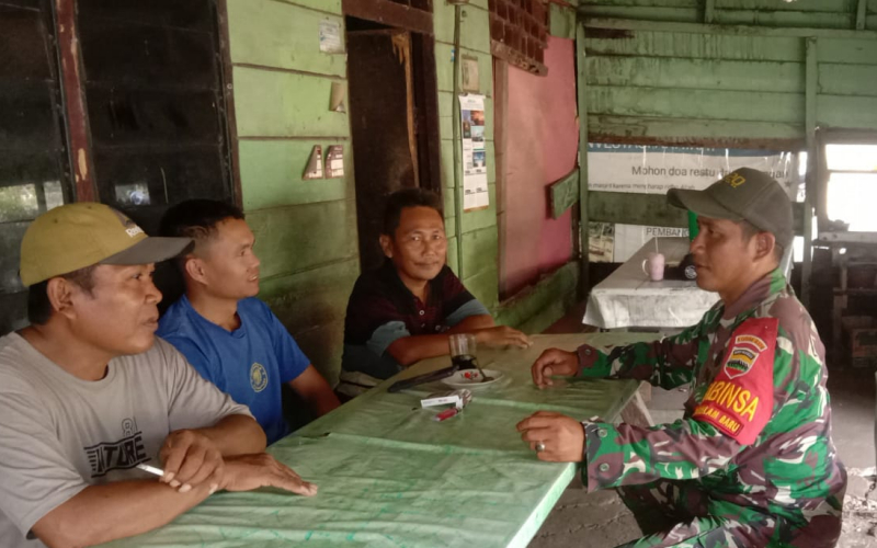 Babinsa Basilam Baru Ajak Warga Bersama Jaga Lingkungan