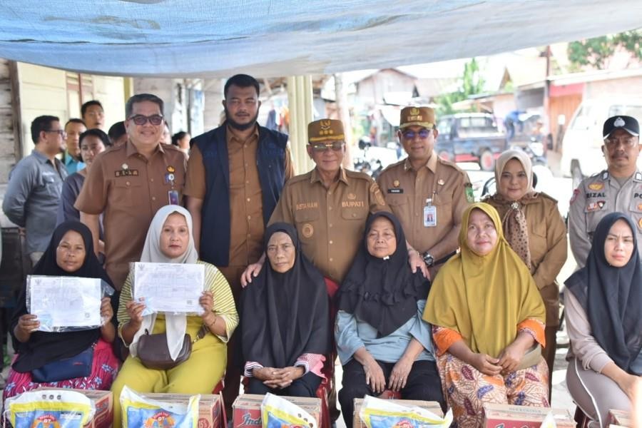 Pemkab Rohil Siap Fasilitasi Pemulihan Warga Korban Kebakaran di Jalan Sepakat Bulan.
