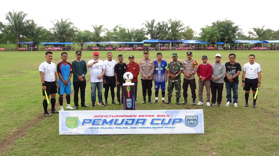 Bupati Inhil Apresiasi Pembukaan Turnamen Sepak Bola Pemuda Cup Desa Pulau Palas