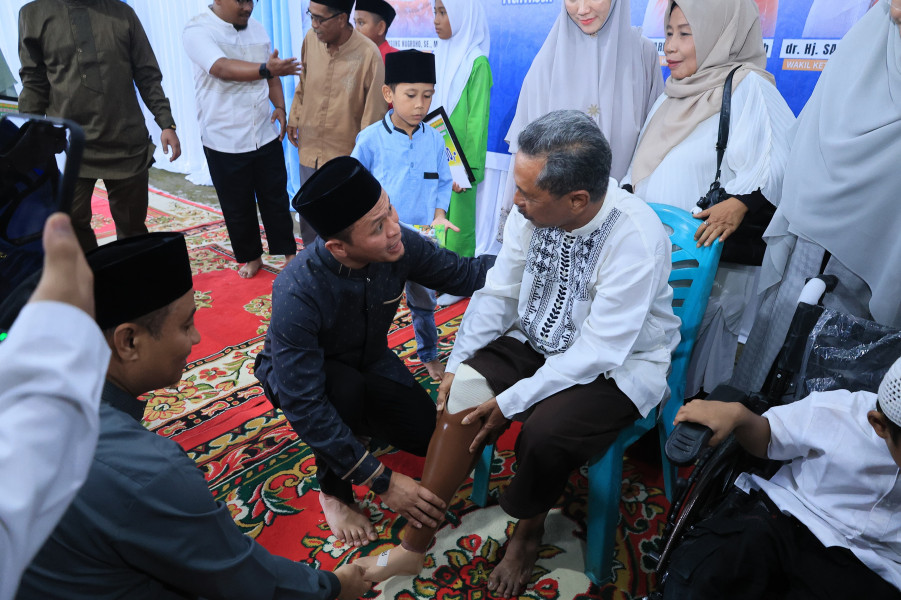 Safari Ramadhan di Rumbai, Wali Kota Pekanbaru Serahkan Bantuan Pendidikan dan Uang Rp100 Juta