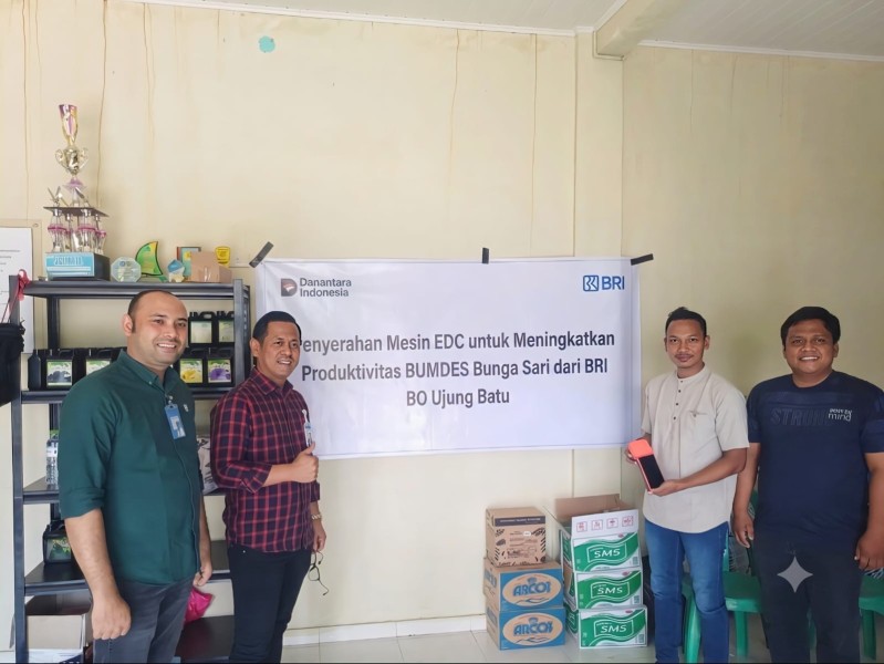 BRI Perkuat Digitalisasi Desa, BUMDes Bunga Sari Ujung Batu Terima Bantuan Mesin EDC