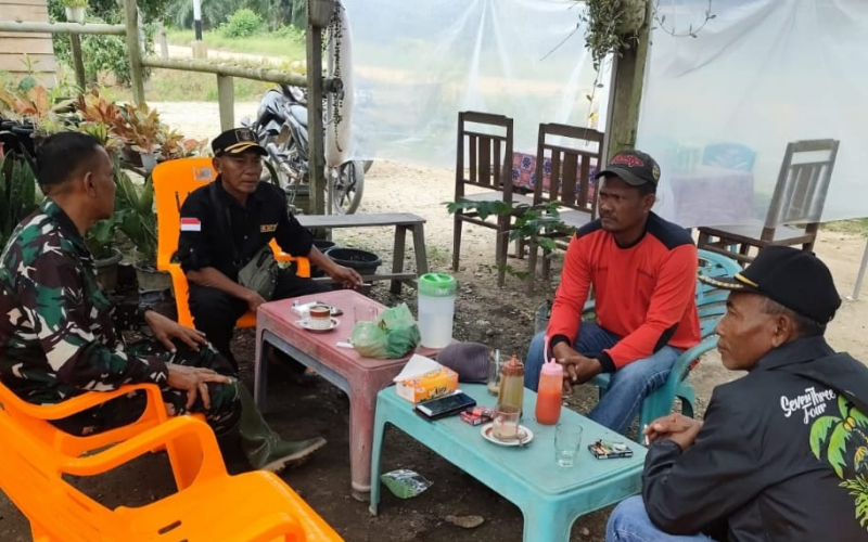 Babinsa Batu Teritip Jalin Komsos, Pererat Hubungan dengan Warga Binaan