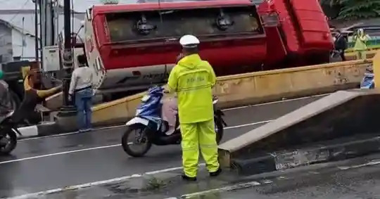 Diduga Supir Mengantuk, Truk Tangki BBM Terbalik di Jalan Sudirman Pekanbaru