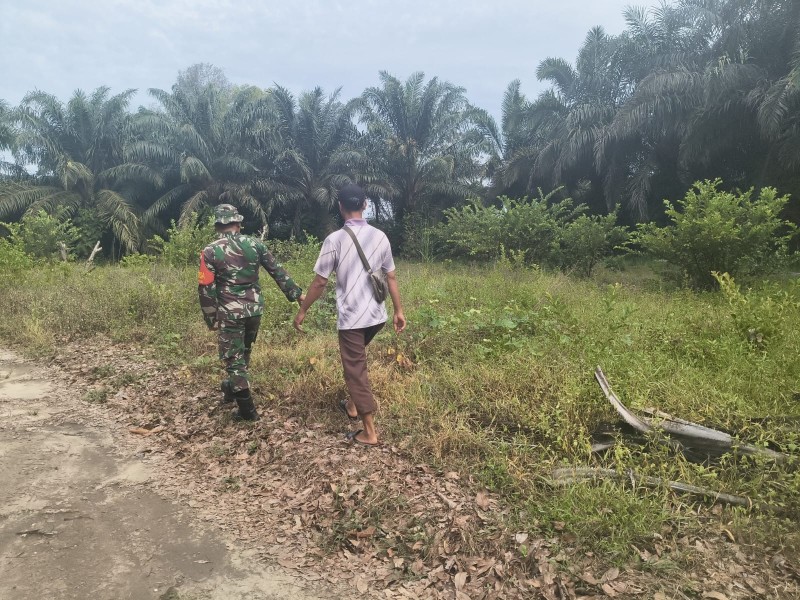 Cegah Karhutla, Babinsa Koramil 01/Dumai Gencarkan Patroli dan Sosialisasi kepada Warga