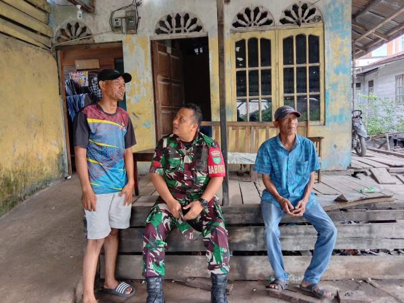 Jalin Silaturahmi, Babinsa Koramil 06/Kateman Himbau Warga Jauhi Narkoba serta Judi Online