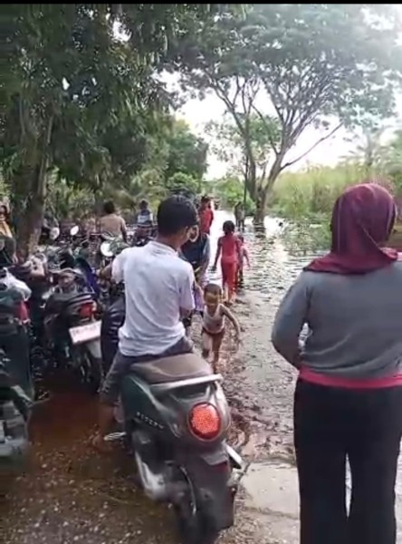 Banjir di Jalan SMU Jadi Waterboom Dadakan, Warga Resah Soal Buaya: Aparat Tak Kunjung Himbau