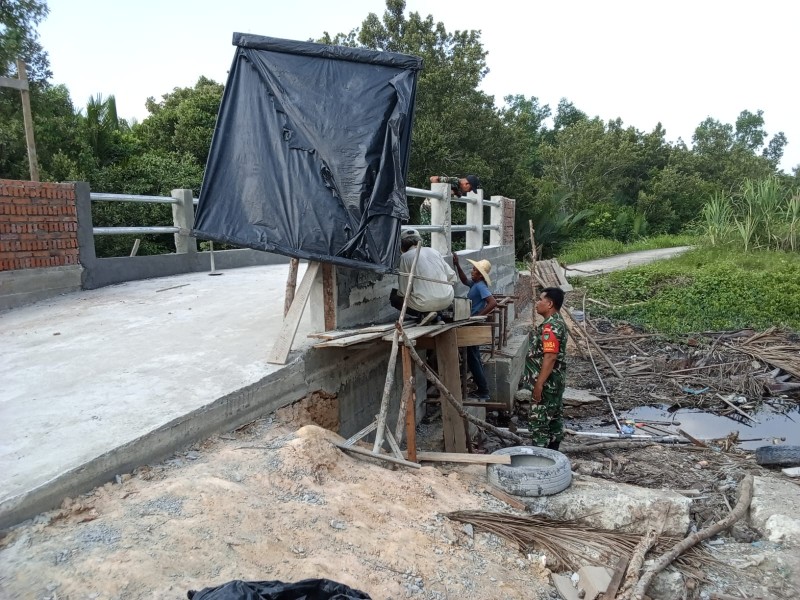 Pembangunan Jembatan Beton di Kelurahan Purnama Terus Dikebut, Babinsa Dampingi Pekerjaan