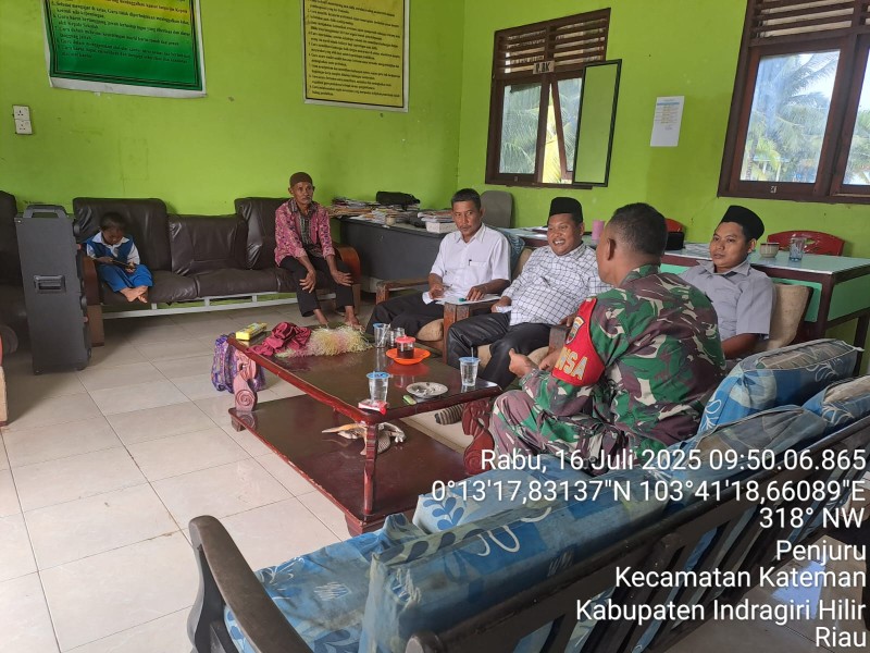 Pererat Silaturahmi, Babinsa Koptu Deri Perdana Laksanakan Komsos Bersama Guru di MTS Darul Hidayah
