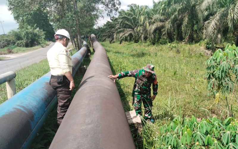 Pastikan Objek Vital Aman, Babinsa Dumai Rutin Patroli Jalur Pipa Pertamina