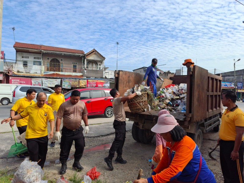Polsek Minas Gelar Bakti Sosial di Pasar Bawah, Wujudkan Kepedulian Polri Dalam HUT Bhayangkara ke-79