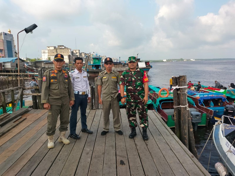 Babinsa Koramil 06/Kateman Bersinergi Laksanakan Patroli Pengawasan di Pelabuhan Rakyat