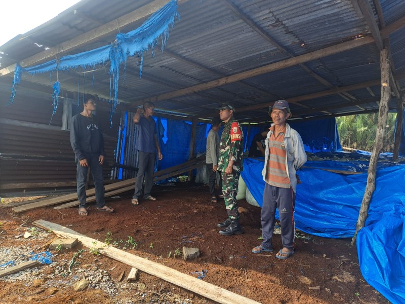 Lewat Komsos, Babinsa Koramil 06/Kateman Ajak Warga Aktif Laporkan Situasi Wilayah