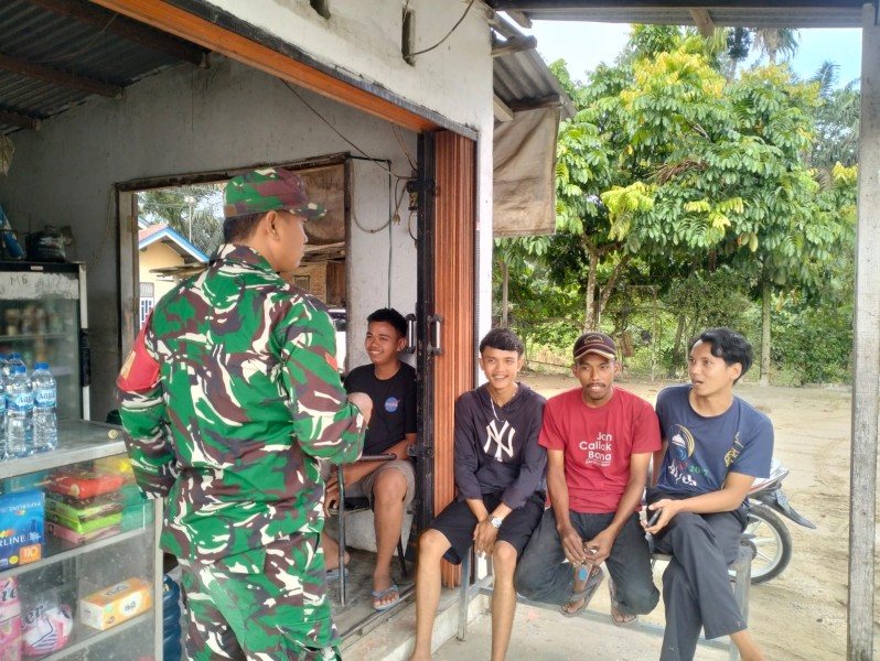 Babinsa Koptu Salomo Sembiring Sosialisasikan Bahaya Narkoba di Minas Jaya-