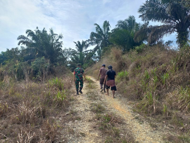 Babinsa Serka Afrisal Laksanakan Patroli Karhutla di Kampung Maredan, Wilayah Koramil 04/Perawang