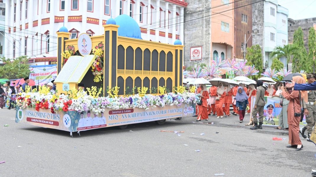 Miniatur Masjid Timur Tengah Jadi Pusat Perhatian di Pawai MTQ Rohil