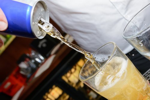 Konsumsi Energi Drink Berlebihan Bisa Picu Stroke? Simak Penjelasannya