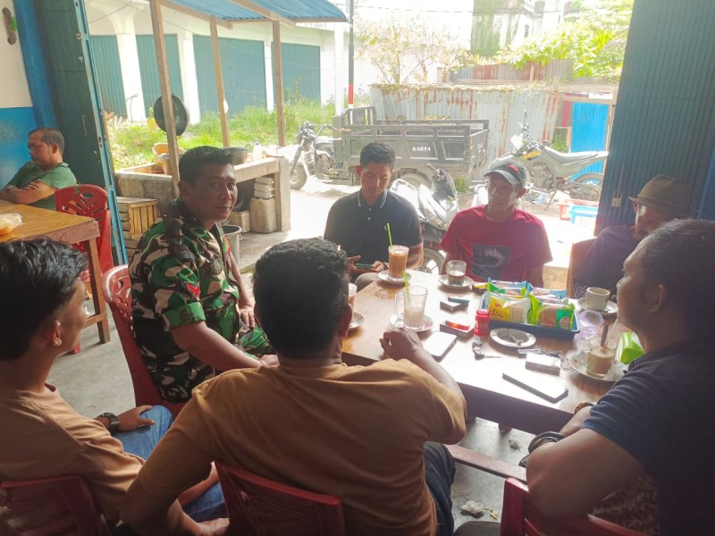 Babinsa Koramil 06/Kateman Bangun Sinergi dengan Warga Lewat Silaturahmi dan Pengawasan SDM