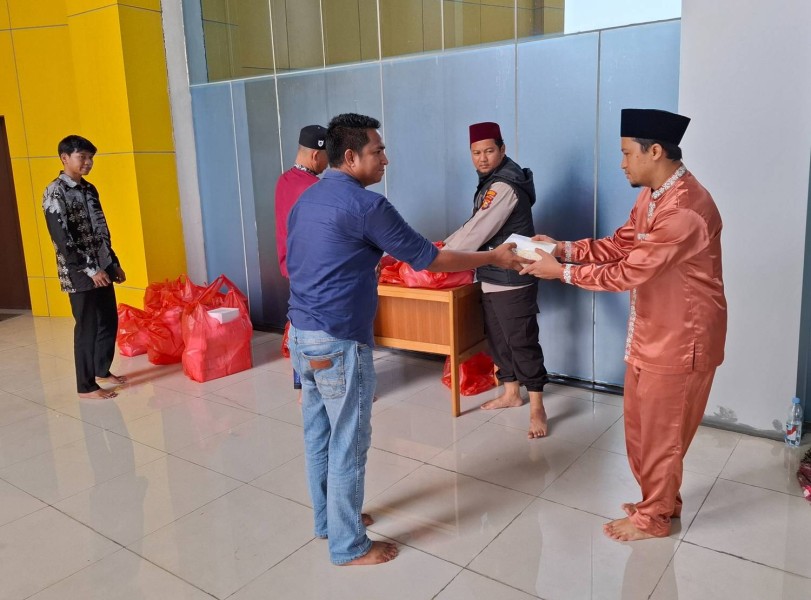 Salat Jumat Perdana di Masjid Al Maqari, Bagikan 400 Nasi Kotak ke Jamaah dan Petugas Kebersihan