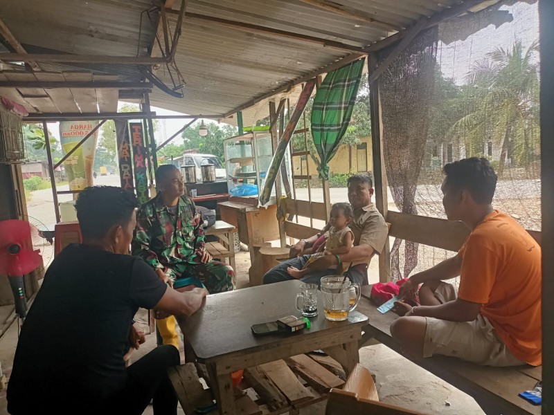 Pererat Silaturahmi, Babinsa Koramil 03/SS Komsos Bersama Warga Lubuk Gaung