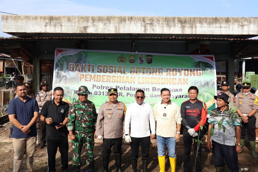 Polres Pelalawan Goro Bersihkan Pasar Baru