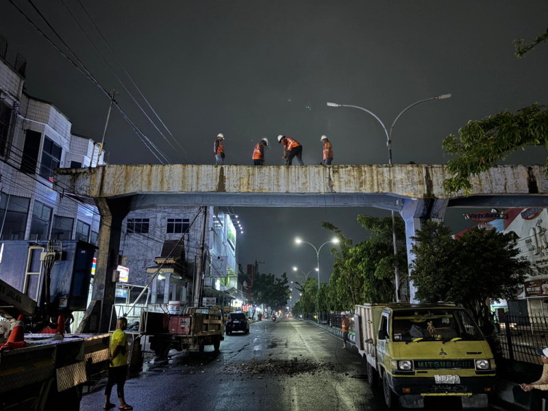 Sudah Lapuk, Pemko Pekanbaru Bongkar JPO di Depan Hawai Jalan Tuanku Tambusai