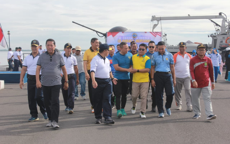 Dandim Dumai Ikuti Olahraga Terpadu Peringatan Hari Armada 2025 di Dermaga AL Bangsal Aceh