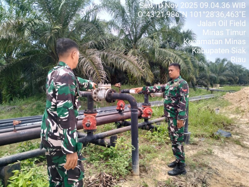 Babinsa Serda Mayus Maruli dan Koptu Salomo Sembiring Gelar Patroli Penguatan Binter SKK Migas di Minas