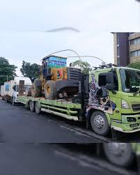 Polda Riau Kirim Alat Berat  dan Kontainer Pendingin Jenazah ke Lokasi Bencana di Sumbar