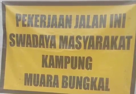 Kecewa Tak Kunjung Diperbaiki, Warga Muara Bungkal Patungan Beli Sirtu dan Sewa Alat Berat Benahi Jalan