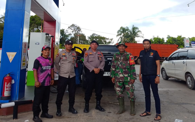 Babinsa Mundam Pantau SPBU, Pastikan Antrean BBM Aman dan Lancar